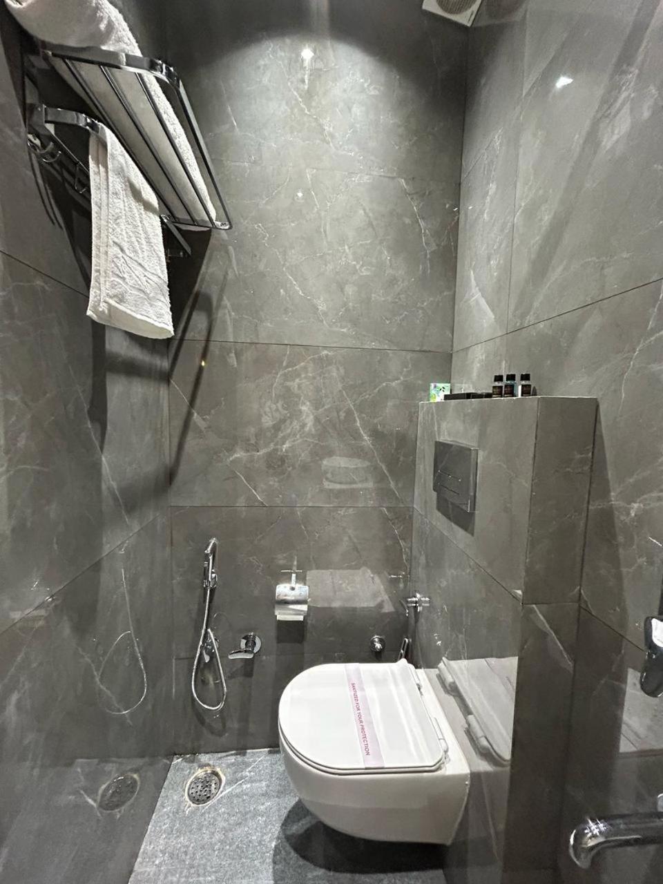 Divine Hotel Karnal Bagian luar foto