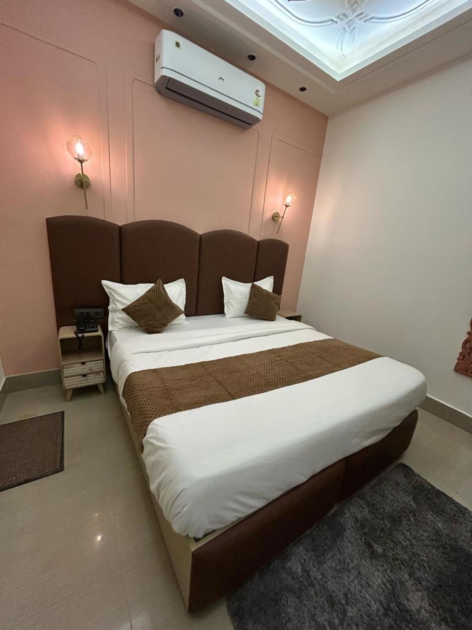 Divine Hotel Karnal Bagian luar foto