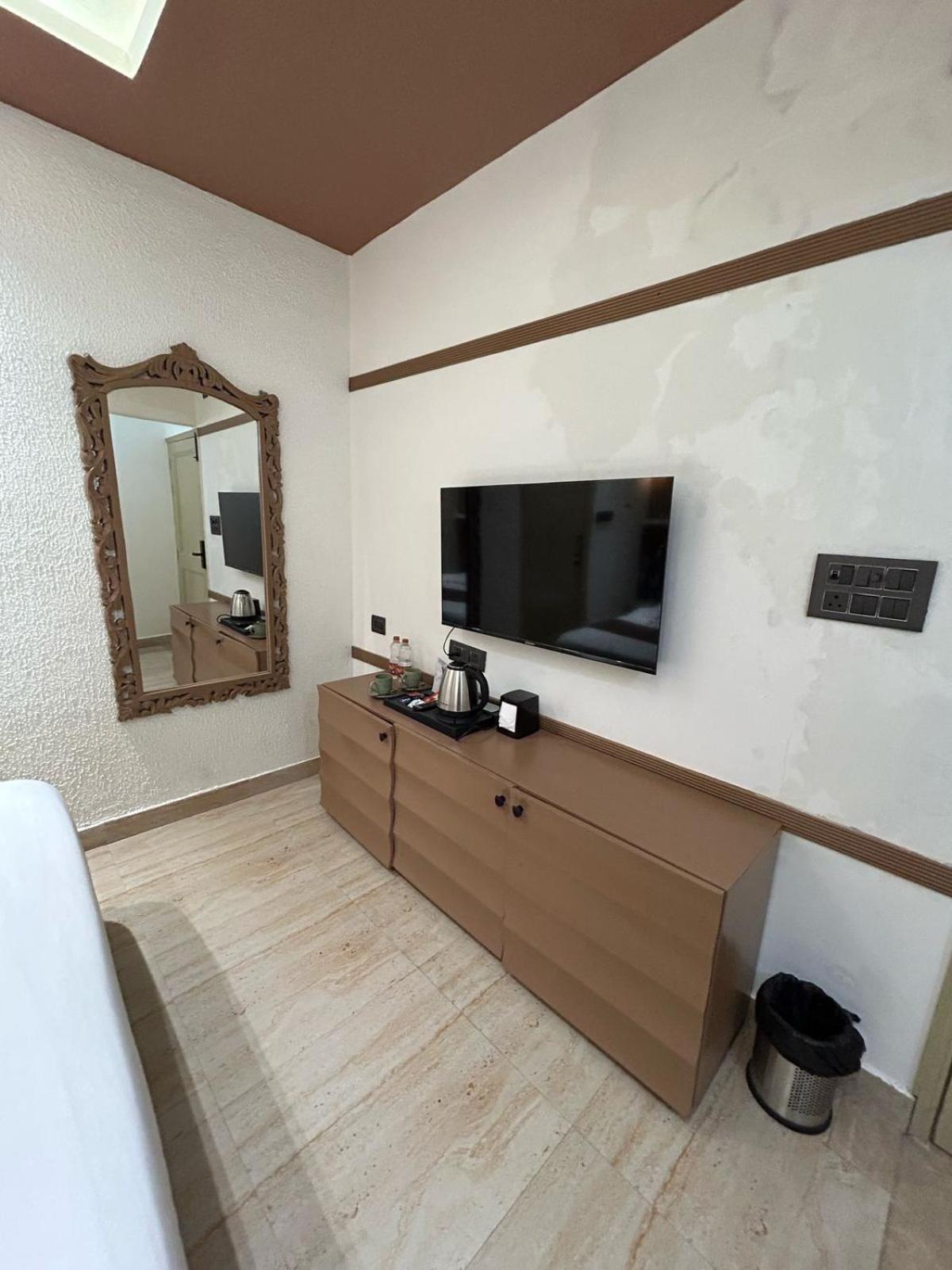 Divine Hotel Karnal Bagian luar foto