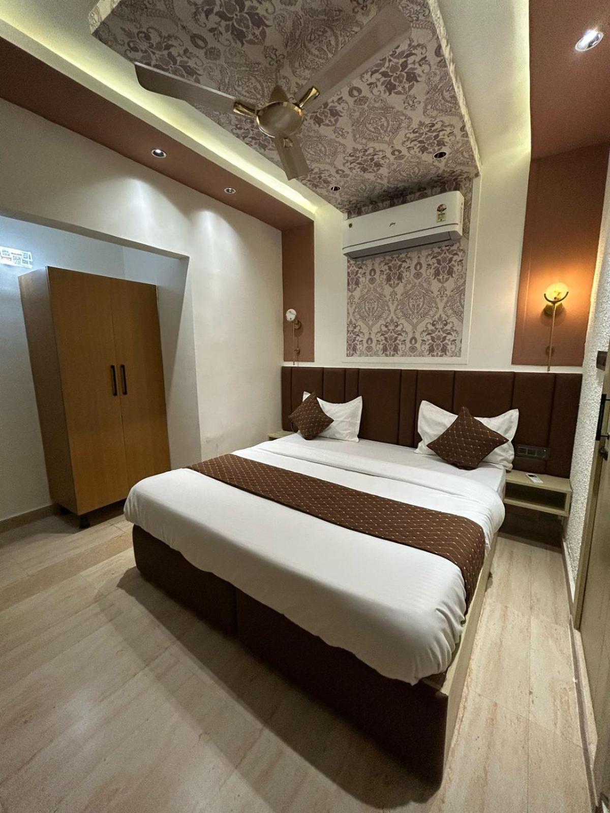 Divine Hotel Karnal Bagian luar foto