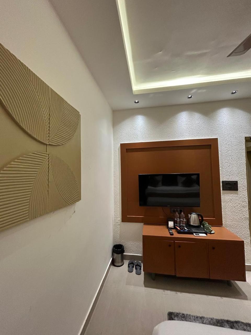 Divine Hotel Karnal Bagian luar foto