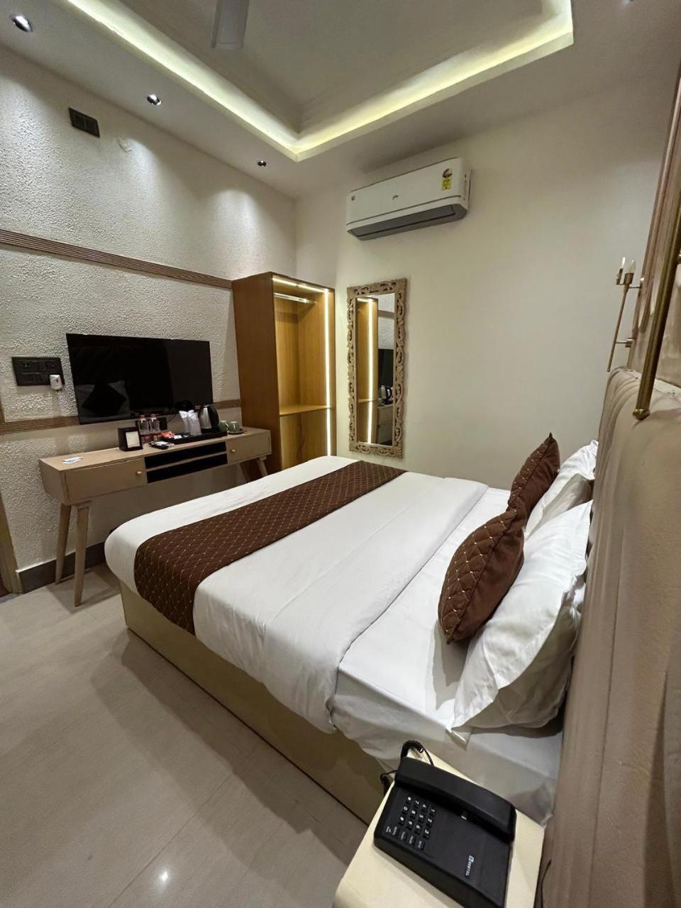 Divine Hotel Karnal Bagian luar foto